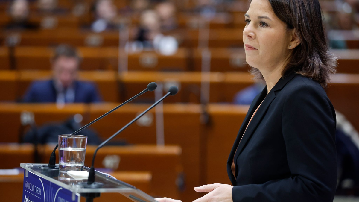 Eine riesiges Transparent wirbt am Europäischen Parlament in Straßburg für die Europawahlen. - Foto: Jean-Francois Badias/AP/dpa