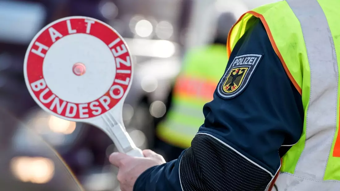 Bundespolizeidirektion München: Drei Haftbefehle in nur drei Stunden vollstreckt - Bundespolizei Waidhaus liefert zwei Gesuchte in Justizvollzugsanstalt ein - Bild: presseportal.de