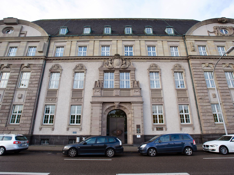 Das Landgericht in Saarbrücken. - Foto: Oliver Dietze/dpa