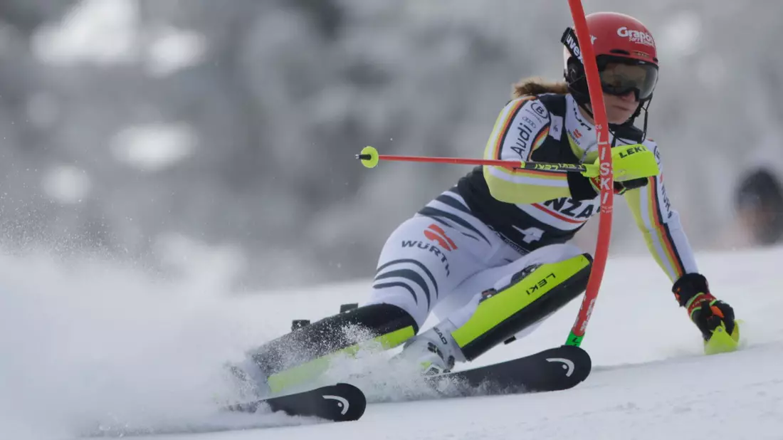 Lena Dürr belegte beim Slalom in Kranjska Gora den zweiten Platz. - Bild: Giovanni Maria Pizzato/AP/dpa