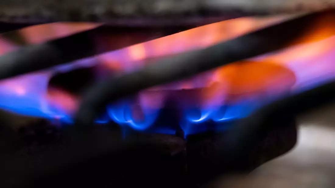 Flamme in einem Gasherd: Der Gaspreis sinkt. - Bild: Sven Hoppe/dpa