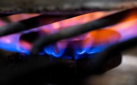 Flamme in einem Gasherd: Der Gaspreis sinkt. - Foto: Sven Hoppe/dpa