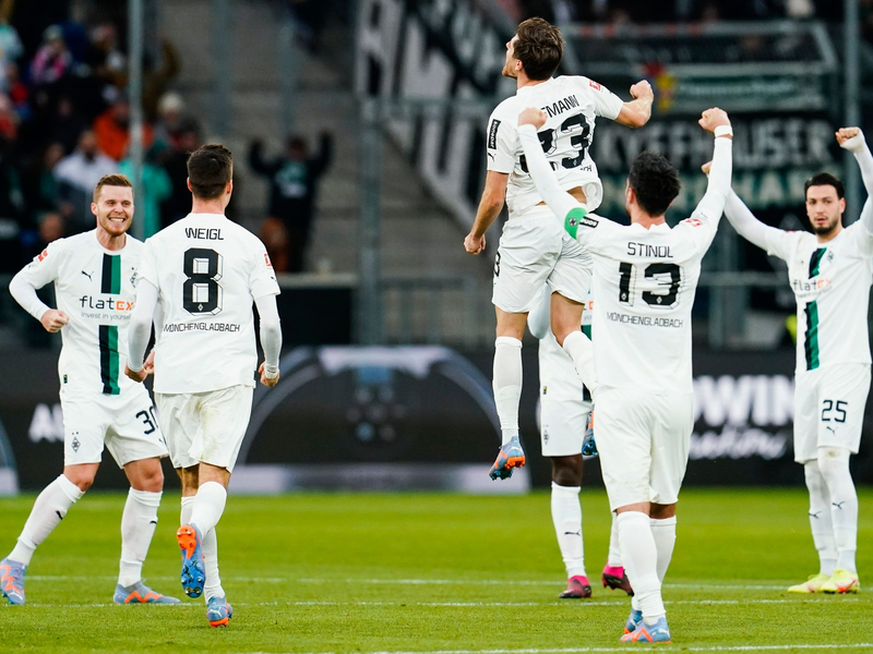Hoffenheims Ozan Kabak (l) und Gladbachs Robin Hack kämpfen um den Ball. - Foto: Uwe Anspach/dpa