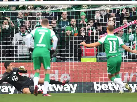 Mit dem Sieg beim Lieblingsgegner Werder Bremen bleibt der VfL Wolfsburg im Rennen um die Europapokal-Plätze dabei. - Foto: Carmen Jaspersen/dpa