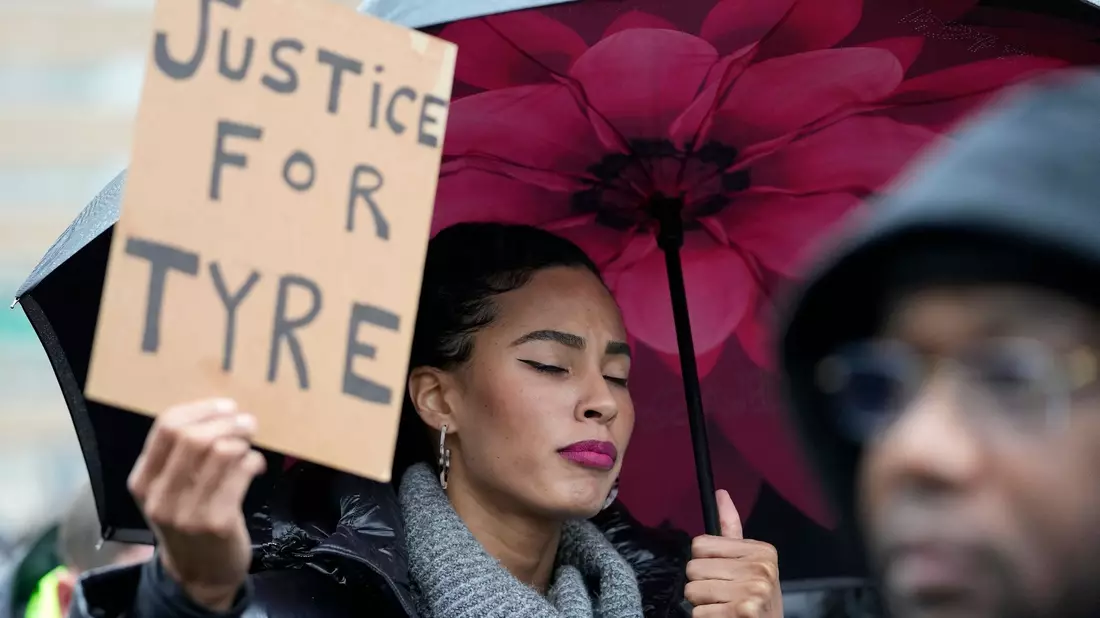 Demonstranten protestieren im Januar wegen des Todes von Tyre Nichols. In den USA kam es erneut zu einem Fall tödlicher Polizeigewalt. - Bild: Gerald Herbert/AP/dpa