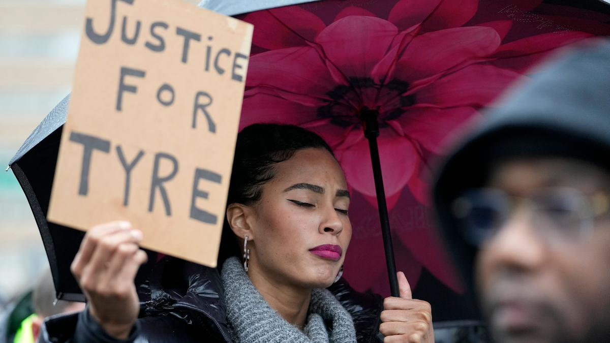 Demonstranten protestieren im Januar wegen des Todes von Tyre Nichols. In den USA kam es erneut zu einem Fall tödlicher Polizeigewalt. - Foto: Gerald Herbert/AP/dpa