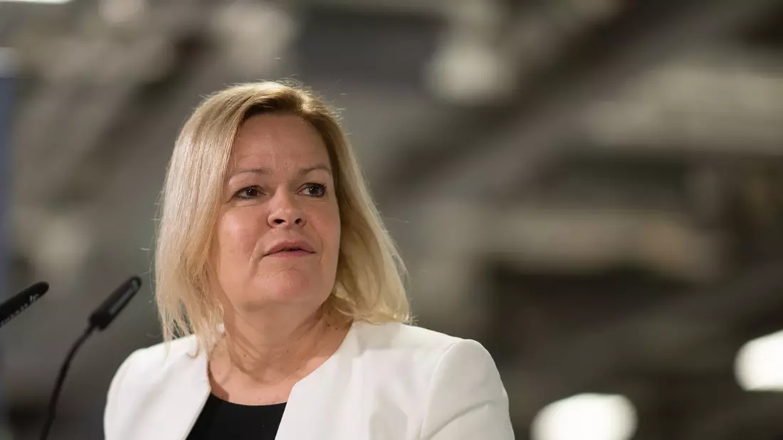 Kündigte bereits wegen der vielen illegalen Einreisen eine stärkere Schleierfahndung an den Grenzen zu Polen und Tschechien an: Nancy Faeser. - Bild: Sebastian Gollnow/dpa