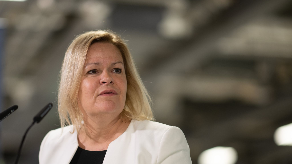 Kündigte bereits wegen der vielen illegalen Einreisen eine stärkere Schleierfahndung an den Grenzen zu Polen und Tschechien an: Nancy Faeser. - Foto: Sebastian Gollnow/dpa