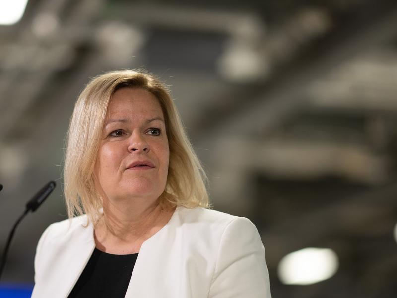 Kündigte bereits wegen der vielen illegalen Einreisen eine stärkere Schleierfahndung an den Grenzen zu Polen und Tschechien an: Nancy Faeser. - Foto: Sebastian Gollnow/dpa