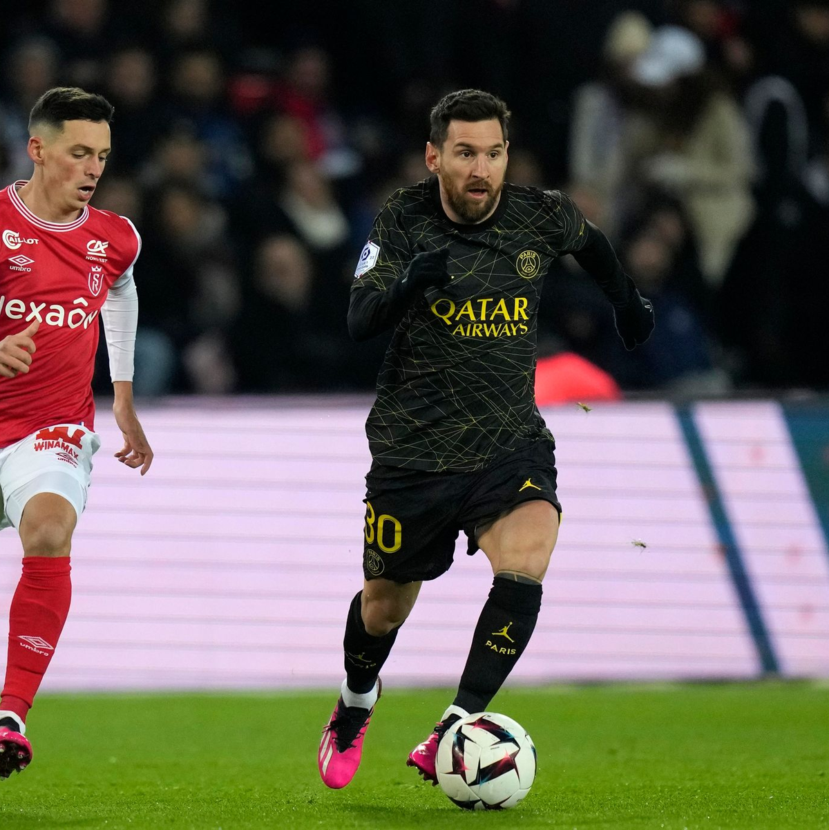 Spieler von Paris Saint-Germain jubeln über ihr Tor gegen den FC Arsenal. - Foto: Thibault Camus/AP/dpa