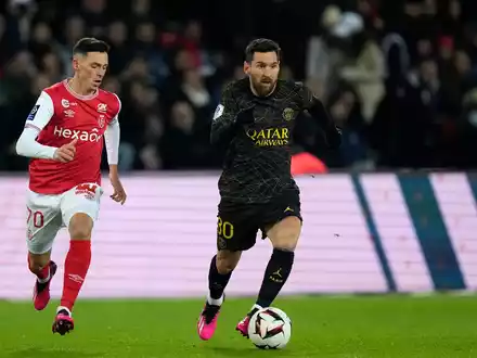 Spieler von Paris Saint-Germain jubeln über ihr Tor gegen den FC Arsenal. - Foto: Thibault Camus/AP/dpa