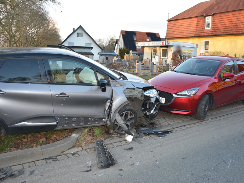 POL-HF: Auto prallt gegen Baum - Polizei sucht Unfallbeteiligten oder Zeugen - Foto: presseportal.de