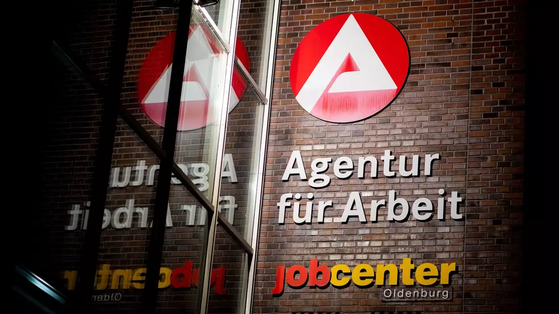 Die Zahl der Arbeitslosen in Deutschland ist im Juni im Vergleich zum Vormonat gestiegen - Bild: Hauke-Christian Dittrich/dpa