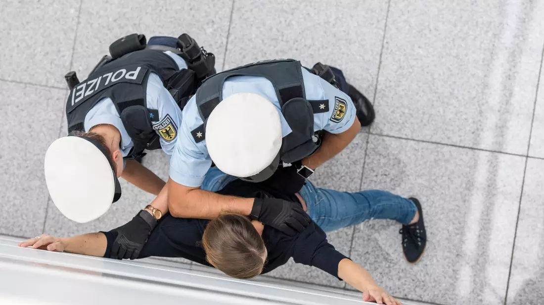 BPOLD-H: Nach Ermittlungen der Bundespolizei: Hohe Haftstrafen für angeklagte Waffenhändler - Bild: presseportal.de
