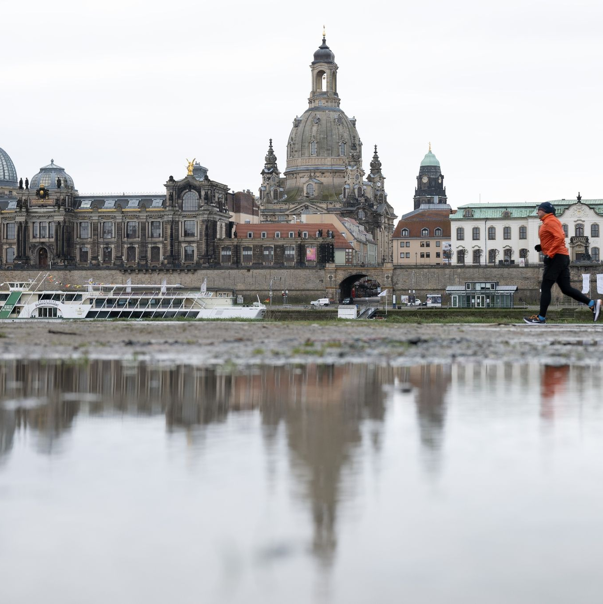 Warm anziehen: Am Wochenende soll es kalt bleiben. Schneelandschaften, wie hier im Nationalpark Sächsische Schweiz, dürften dennoch einige Menschen in die Natur ziehen. - Foto: Sebastian Kahnert/dpa