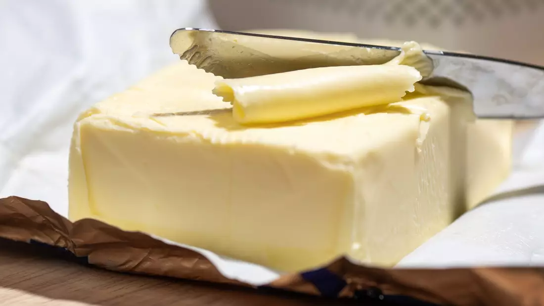 Die Handelsketten reduzierten den Preis für ein 250-Gramm-Stück Deutscher Markenbutter der Eigenmarken zuletzt auf 99 Cent. (Symbolbild) - Bild: Hendrik Schmidt/dpa