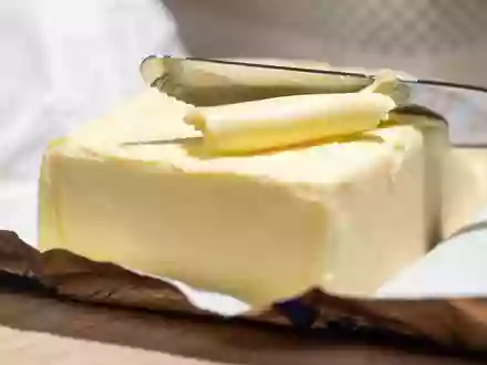 Die Handelsketten reduzierten den Preis für ein 250-Gramm-Stück Deutscher Markenbutter der Eigenmarken zuletzt auf 99 Cent. (Symbolbild) - Foto: Hendrik Schmidt/dpa