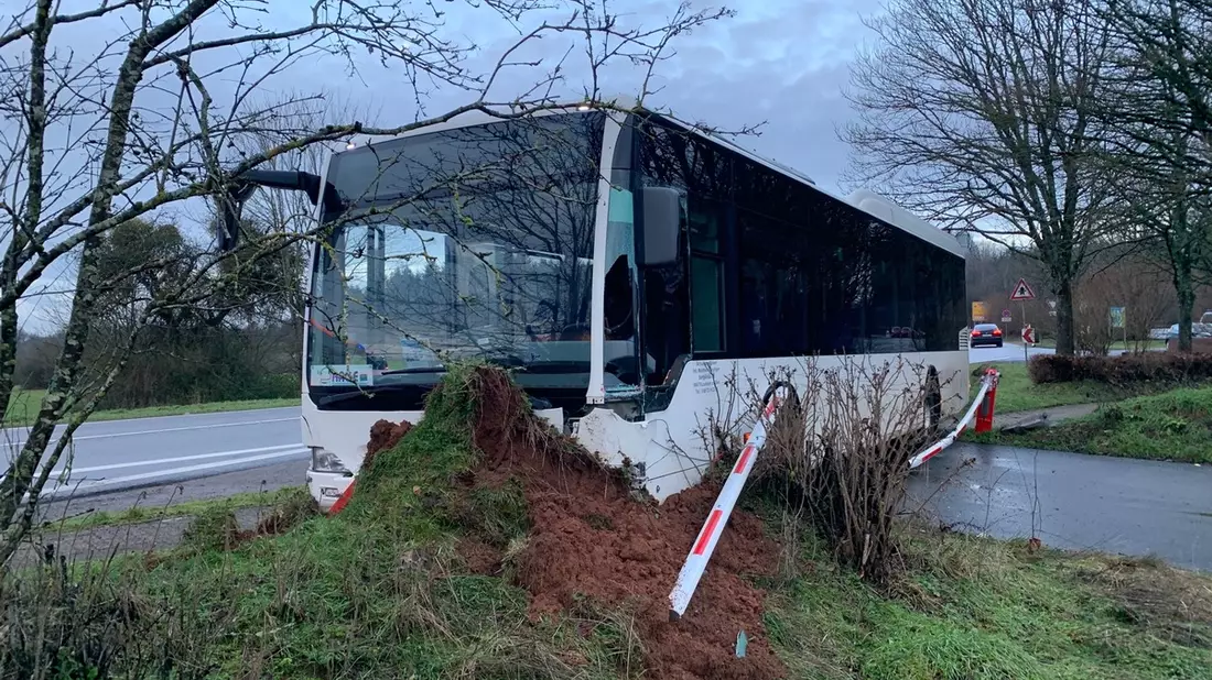 POL-PDLD: Unfall mit Schulbus ohne Verletzte - Bild: presseportal.de