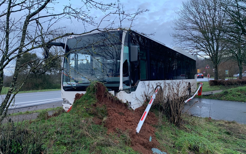 POL-PDLD: Unfall mit Schulbus ohne Verletzte - Foto: presseportal.de