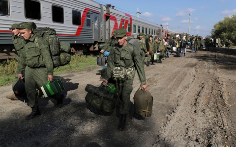 Russische Drohnen am Himmel. (Archivbild) - Foto: Uncredited/AP/dpa