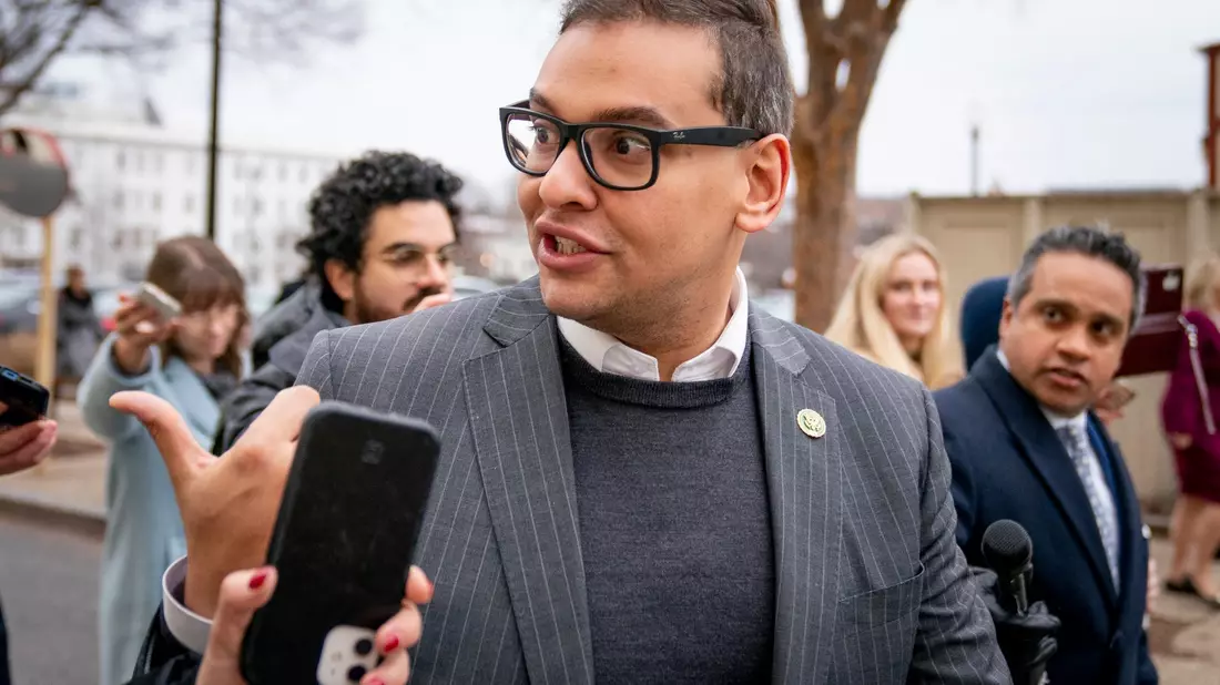 Der Abgeordnete George Santos verlässt eine Sitzung der Republikanischen Partei auf dem Capitol Hill. - Bild: Andrew Harnik/AP/dpa