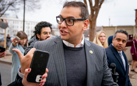 Der Abgeordnete George Santos verlässt eine Sitzung der Republikanischen Partei auf dem Capitol Hill. - Foto: Andrew Harnik/AP/dpa