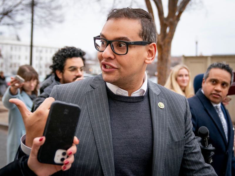 Der Abgeordnete George Santos verlässt eine Sitzung der Republikanischen Partei auf dem Capitol Hill. - Foto: Andrew Harnik/AP/dpa