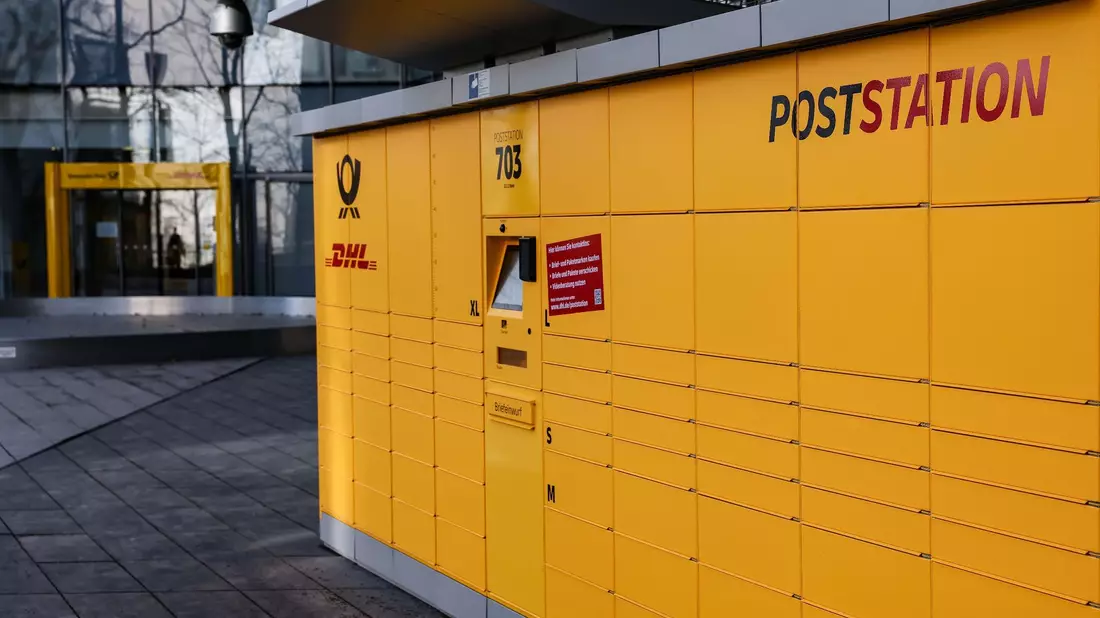 An Poststationen kann man zu jeder Tageszeit Pakete abholen und aufgeben. - Bild: Oliver Berg/dpa