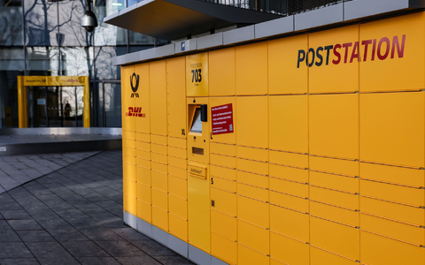 Ein Automat namens Poststation steht vor der Zentrale von DHL in Bonn. - Foto: Oliver Berg/dpa
