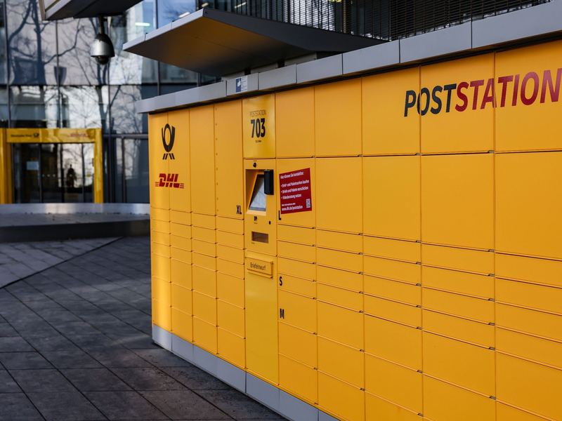 Ein Automat namens Poststation steht vor der Zentrale von DHL in Bonn. - Foto: Oliver Berg/dpa