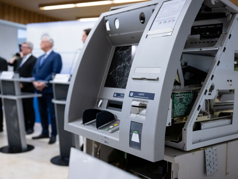 Drag-King Eric BigClit (l) und Drag-Queen Vicky Voyage nehmen nach der Lesung in der Münchner Stadtbibliothek an einer Pressekonferenz teil. - Foto: Sven Hoppe/dpa