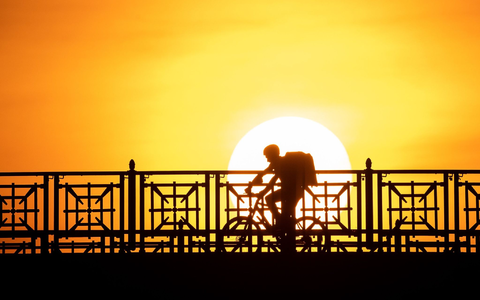 EU-weit könnten Lieferdienst- und Taxifahrer großer Online-Plattformen bald mehr Rechte bekommen. - Foto: Sebastian Gollnow/dpa