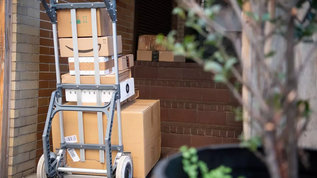 Einem Gutachten zufolge ist in Deutschland nahezu jeder zweite Paketzusteller bei Subunternehmen beschäftigt. - Bild: Sebastian Gollnow/dpa