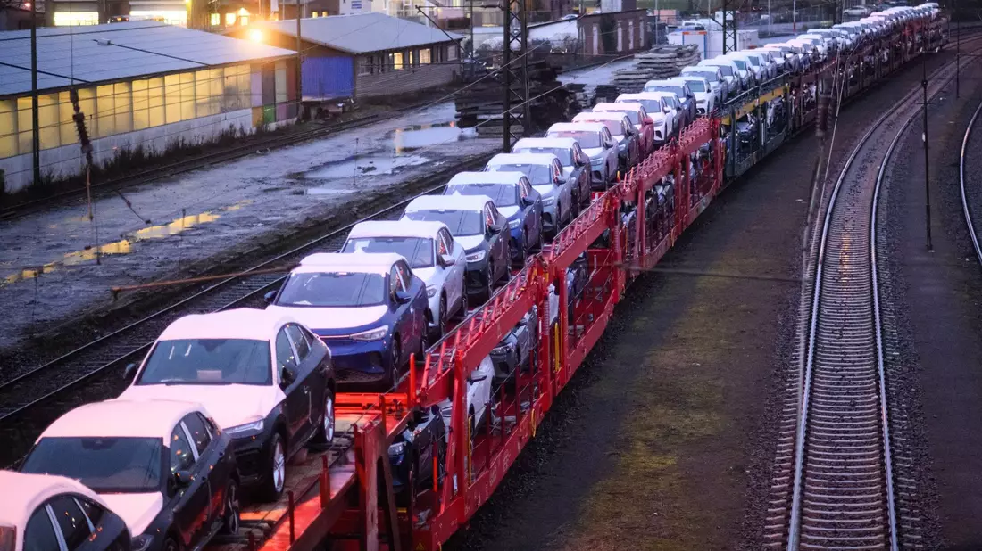 Neuwagen auf einem Autozug. - Bild: Julian Stratenschulte/dpa