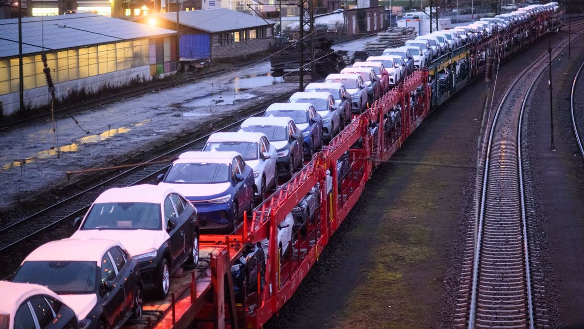 Die Produktion in der deutschen Wirtschaft ist gewachsen - auch in der Autobranche (Archivbild) - Foto: Julian Stratenschulte/dpa