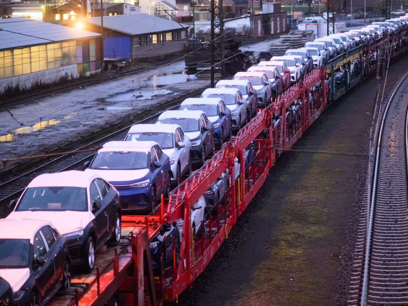 Die Produktion in der deutschen Wirtschaft ist gewachsen - auch in der Autobranche (Archivbild) - Foto: Julian Stratenschulte/dpa