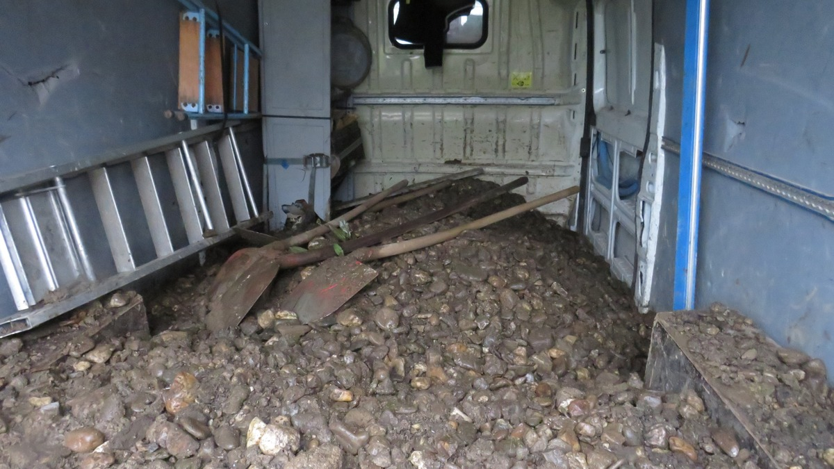 POL-PDNW: Kindergartenkinder gestalten Weihnachtsbaum der Autobahnpolizei Ruchheim - Foto: presseportal.de