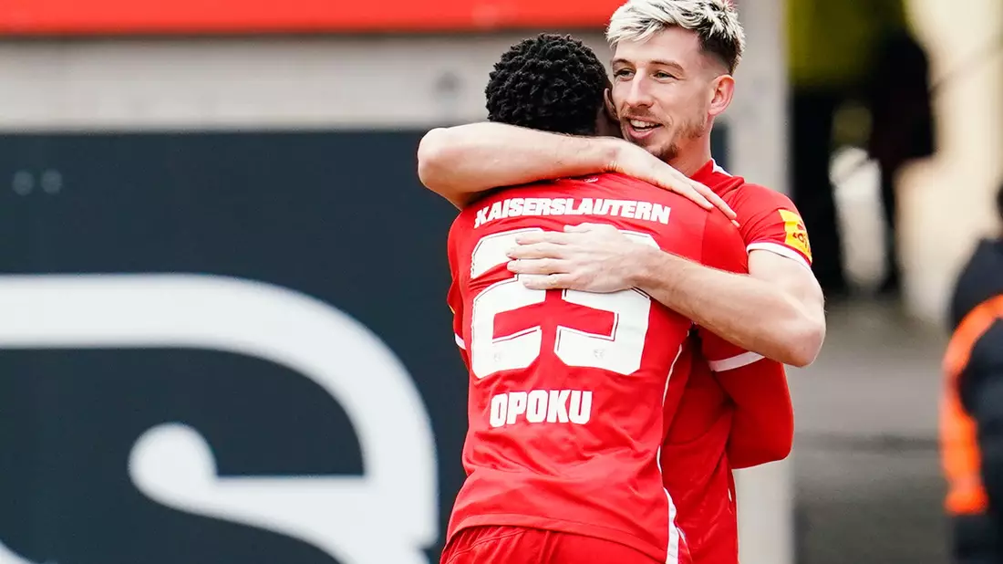 Hoffenheims Torschütze Grischa Prömel (l) jubelt mit Pavel Kaderabek über das Tor zum 2:1. - Bild: Uwe Anspach/dpa