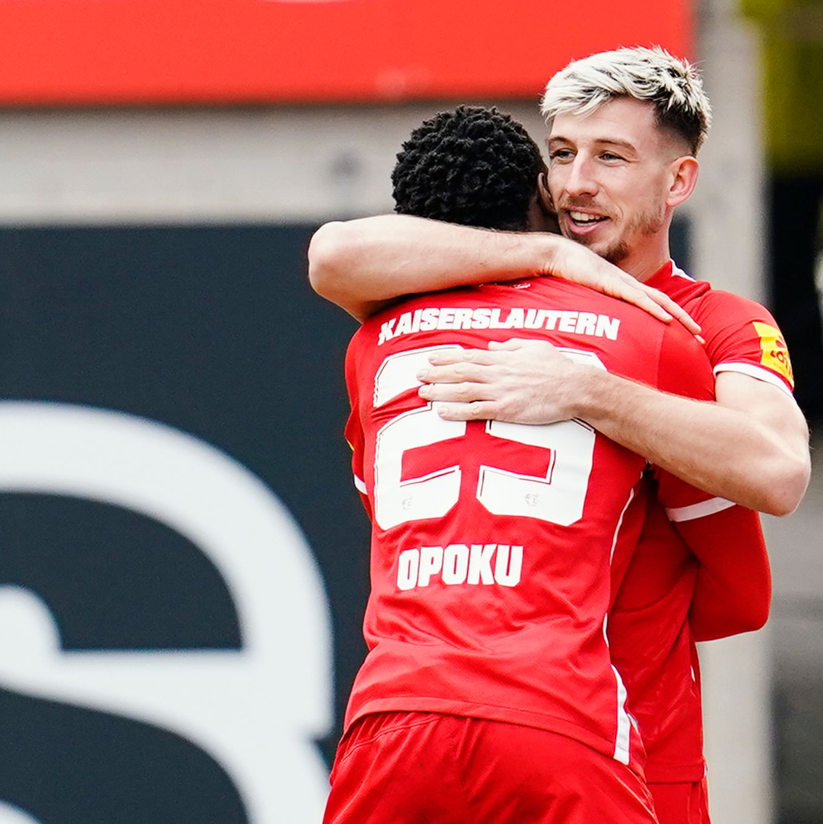 Hoffenheims Torschütze Grischa Prömel (l) jubelt mit Pavel Kaderabek über das Tor zum 2:1. - Foto: Uwe Anspach/dpa