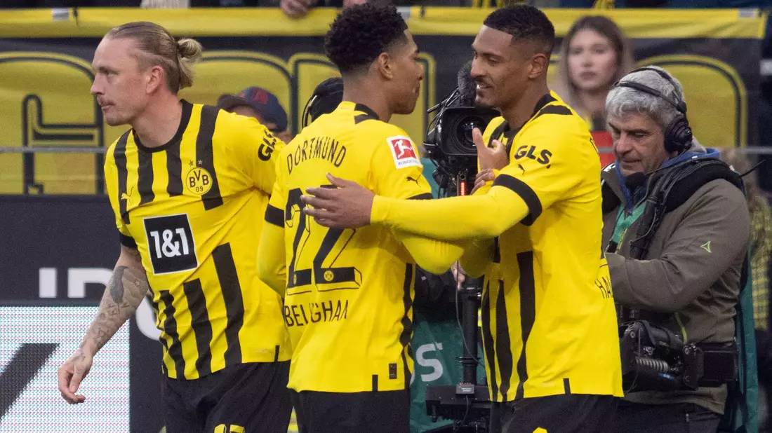 Donyell Malen (M) erzielte zwei Treffer für Borussia Dortmund. - Bild: Bernd Thissen/dpa