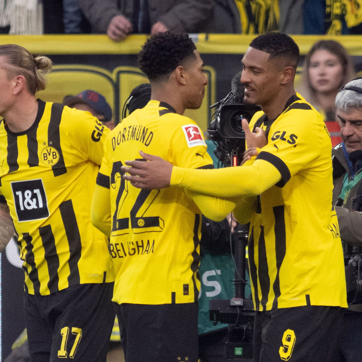 Freut sich über sein Tor zum 2:0 für Dortmund: Felix Nmecha - Foto: Bernd Thissen/dpa
