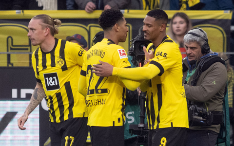 Freut sich über sein Tor zum 2:0 für Dortmund: Felix Nmecha - Foto: Bernd Thissen/dpa