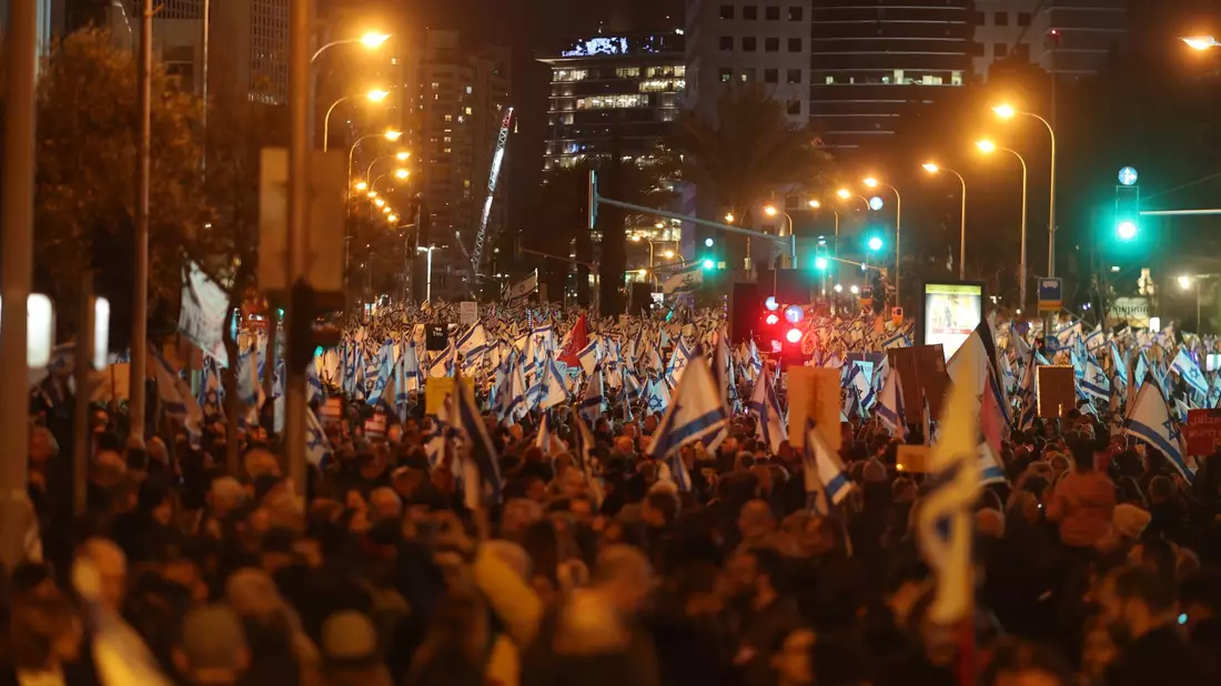 Israelis protestieren in Tel Aviv. - Bild: Ilia Yefimovich/dpa