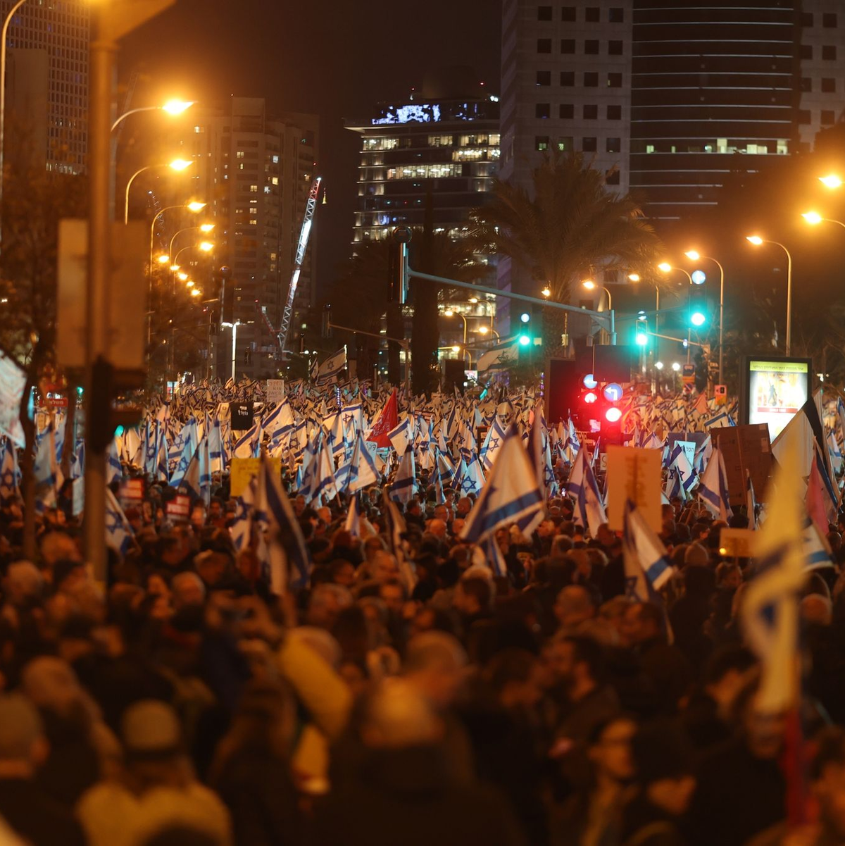 Israelis protestieren in Tel Aviv. - Foto: Ilia Yefimovich/dpa
