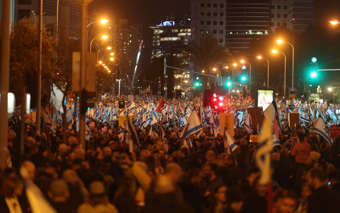 Israelis protestieren in Tel Aviv. - Foto: Ilia Yefimovich/dpa