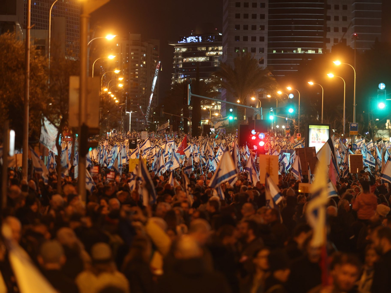 Israelis protestieren in Tel Aviv. - Foto: Ilia Yefimovich/dpa