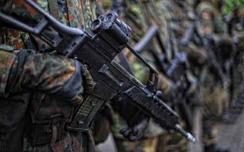 Die AfD hat sich in der Frage der Wehrpflicht nach jahrelangen internen Auseinandersetzungen nun festgelegt. (Illustration)  - Foto: Peter Steffen/dpa