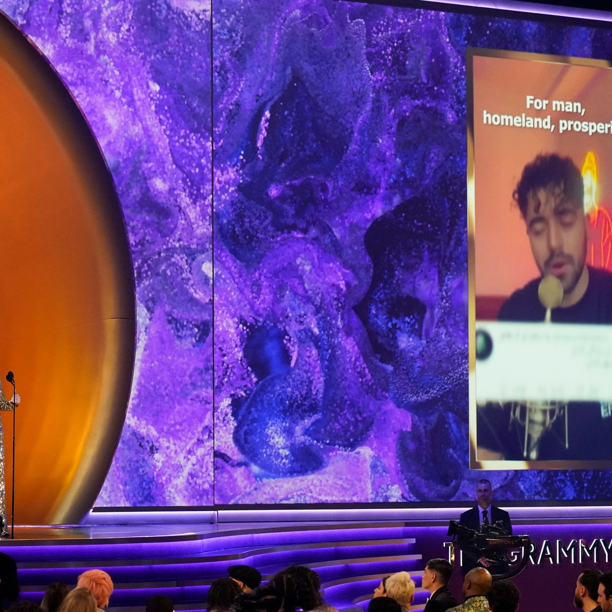 Moderator und Comedian Trevor Noah: «Der größte Abend der Musik ist immer noch jünger als Amerikas nächster Präsident». - Foto: Chris Pizzello/Invision/AP/dpa