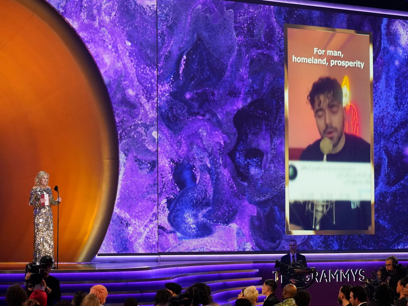 Taylor Swift nimmt den Preis für das beste Pop-Gesangsalbum für ihre Platte «Midnights» entgegen. - Foto: Chris Pizzello/Invision/AP/dpa