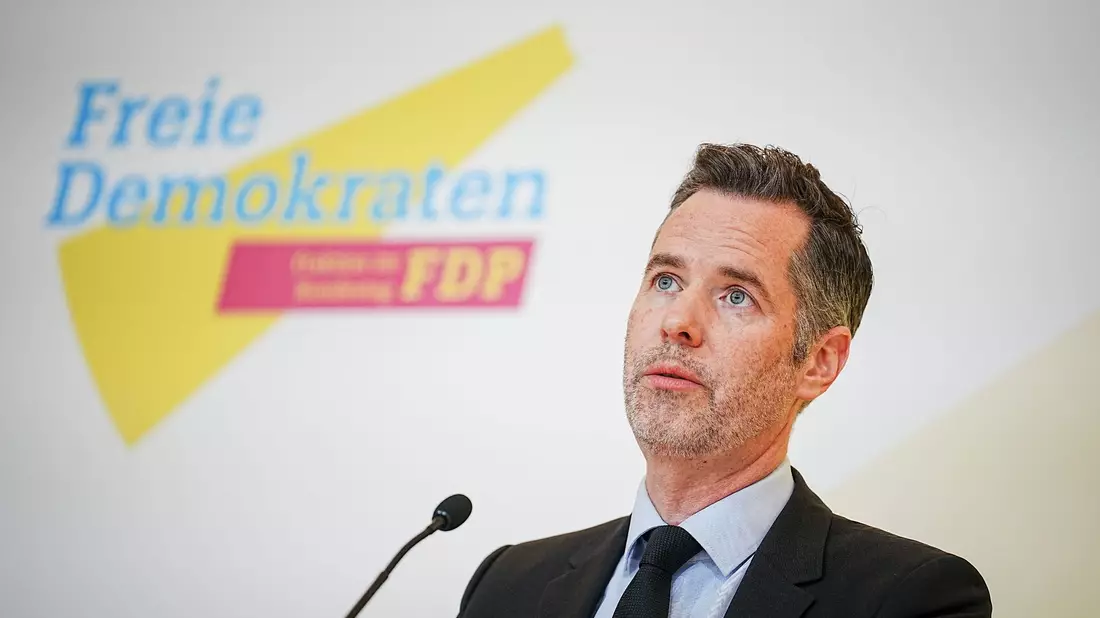 «Ein Aussetzen der Schuldenbremse ließe sich nur rechtfertigen, wenn der Staat in einer Notsituation akut überfordert ist 175:  Christian Dürr. - Bild: Kay Nietfeld/dpa